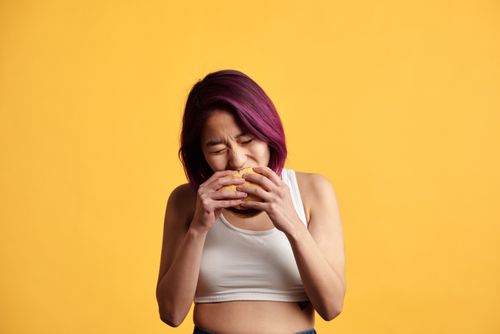 여름에 식욕이 폭발하는 이유: 탈수와 수면 부족이 만든 가짜 배고픔