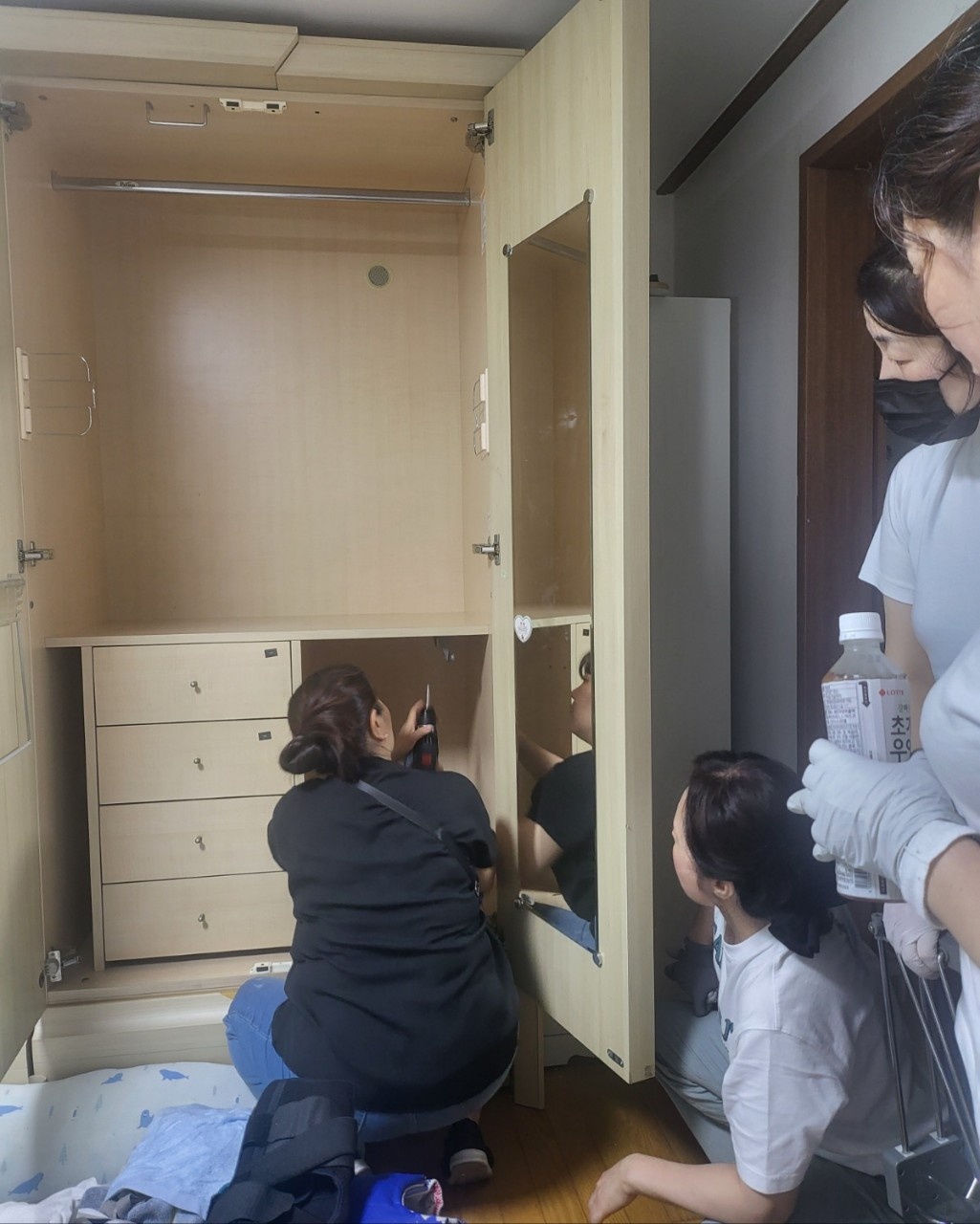 드레스룸 정리 옷 봉 달기 & 선반 조절