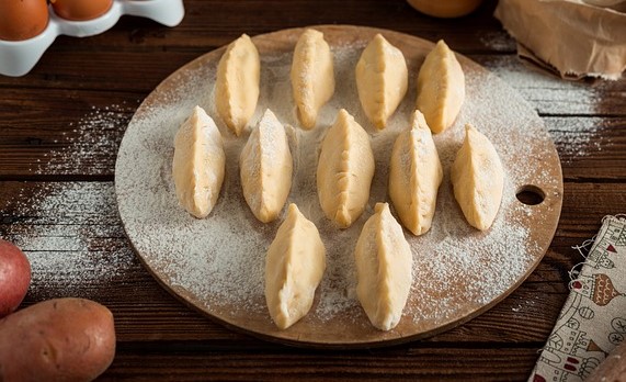 만두를 만들고 있다.