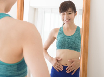 배를 만지는 여성