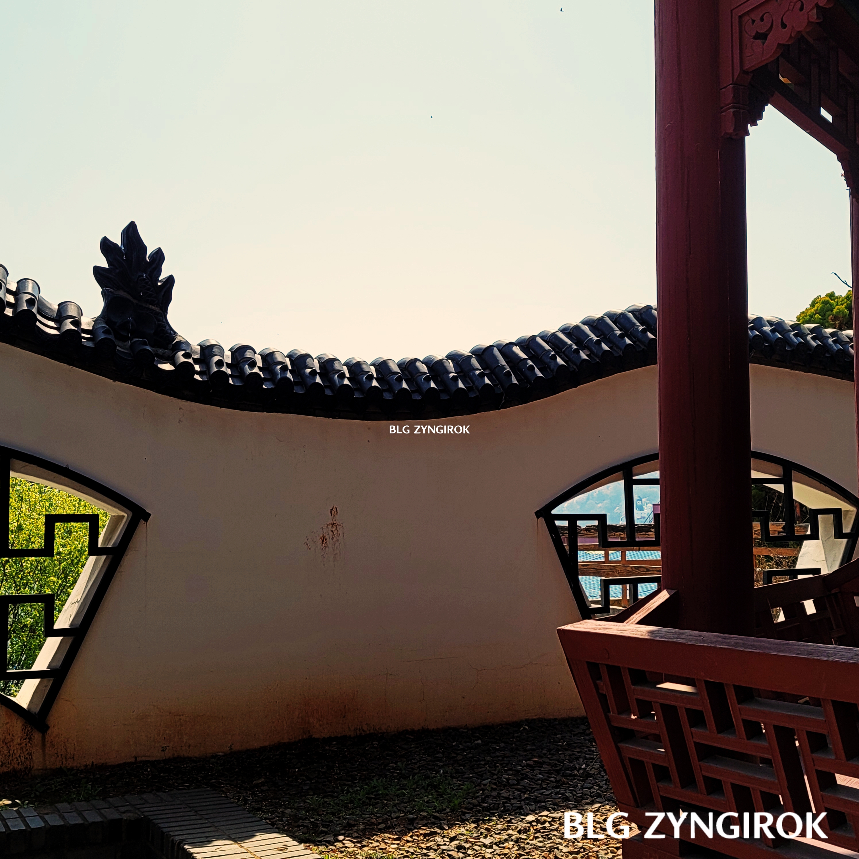 한중원의 담벼락 모습이다.