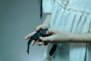 아이의 손에 들린 스마트워치