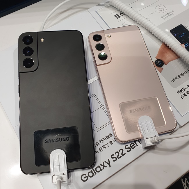 갤럭시 S22 플러스와 기본 모델 사이즈 비교