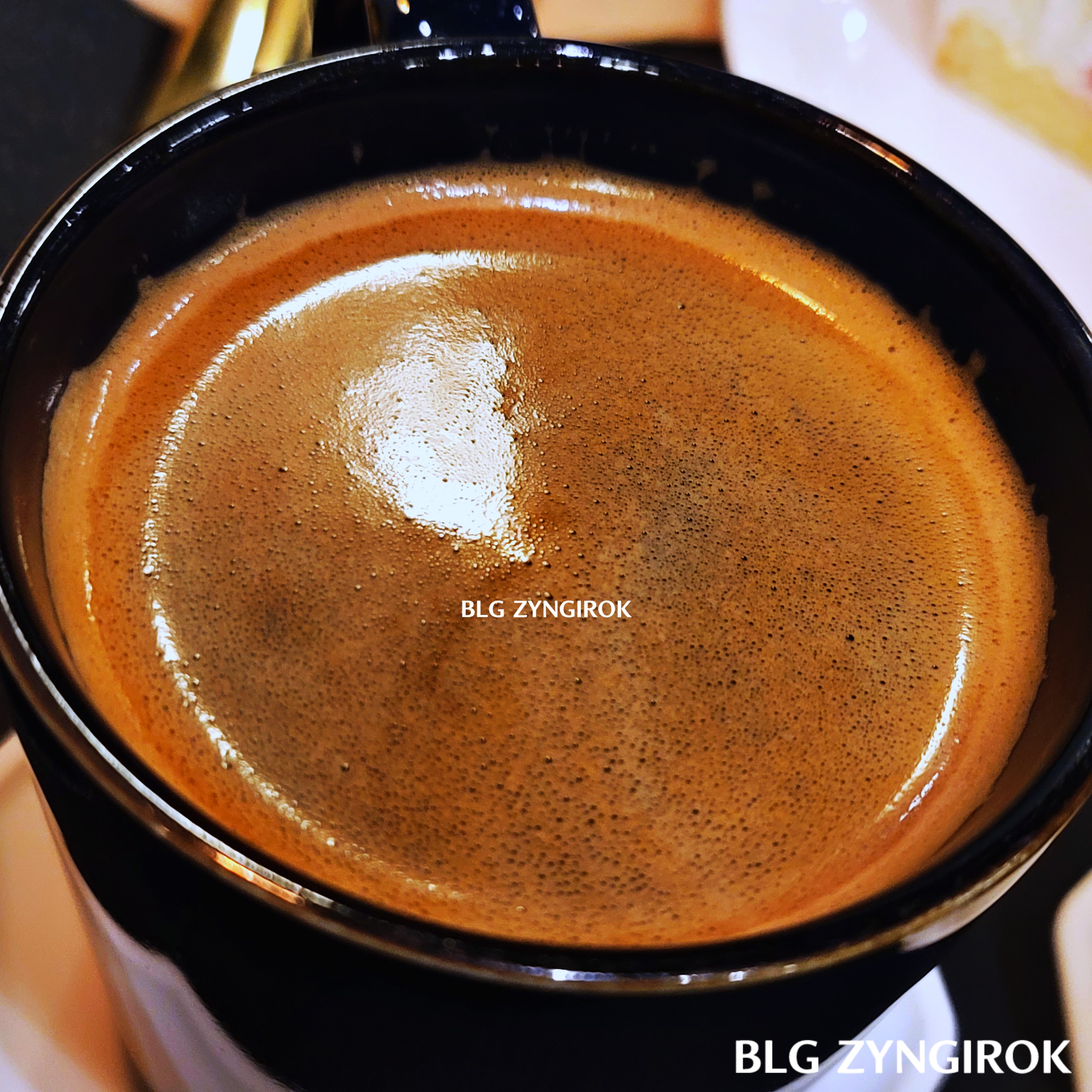 주문한 따뜻한 아메리카노 모습이다.