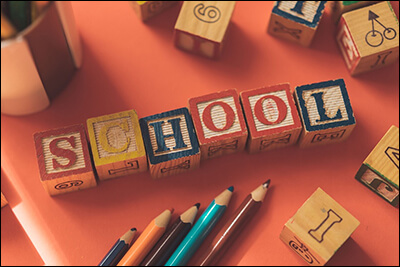 블럭으로 만든 school 글자