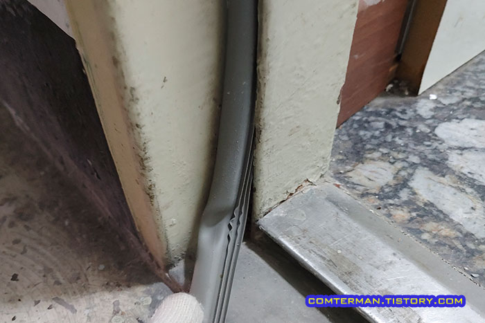 현관문 고무 패킹 장착 마무리 요령