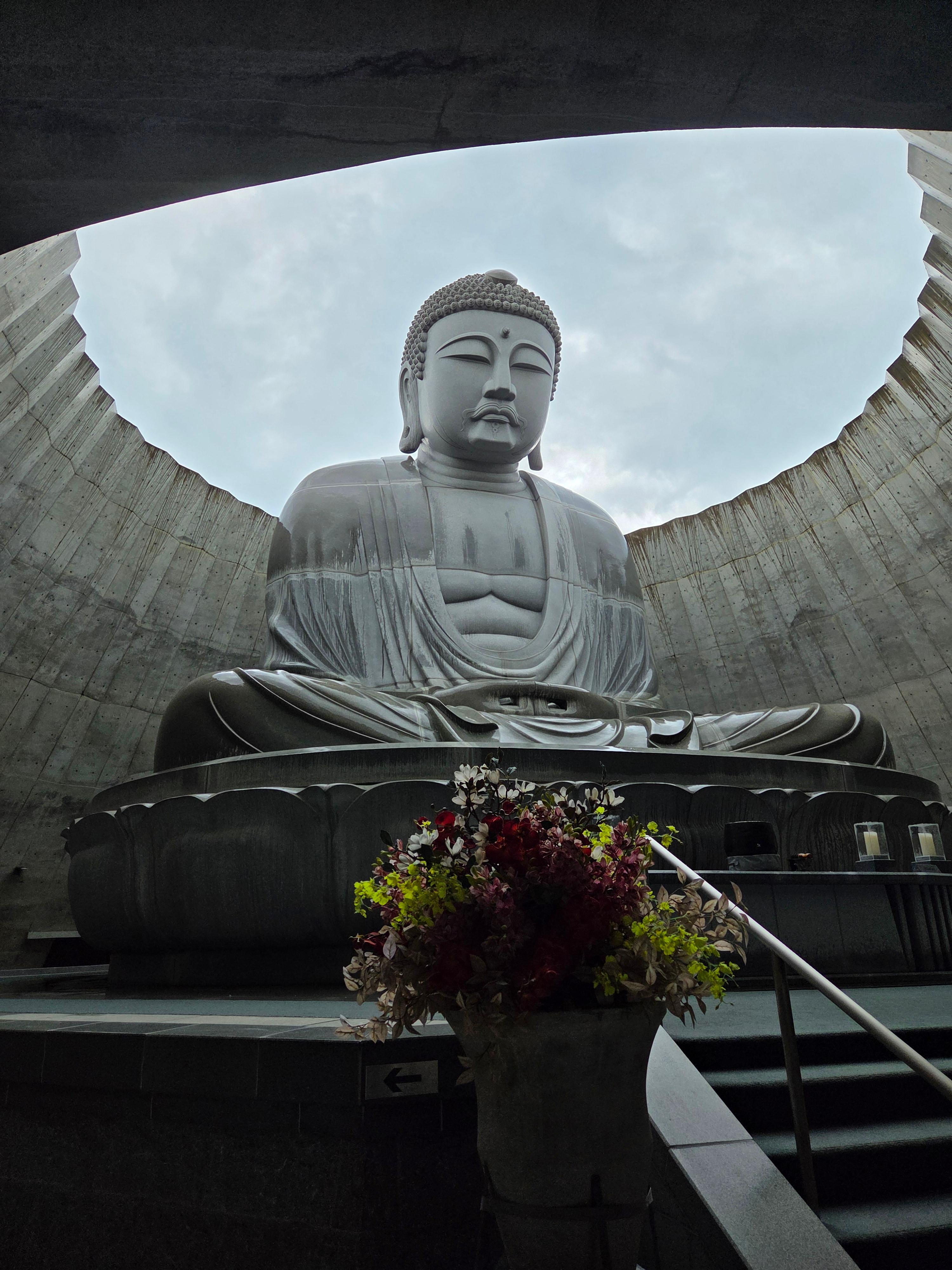 부처의 언덕 내부 좌불