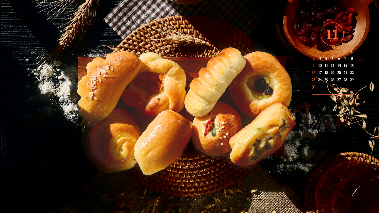 15 소쿠리 위의 다양한 빵 A - 2025년11월 노트북배경화면