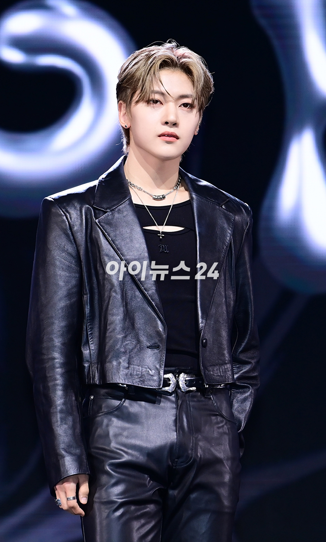 그룹 제로베이스원 석매튜가 5일 오후 서울 광진구 예스24라이브홀에서 열린 제로베이스원(ZEROBASEONE) 두 번째 미니앨범 '멜팅 포인트'(Melting Point) 발매 기념 쇼케이스에서 포토타임을 갖고 있다. [사진=정소희 기자]