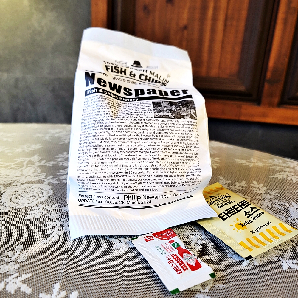 1860 조셉말린 피쉬 앤 칩스 본품과 타바스코 소스 그리고 타르타르소스가 테이블위에 있다.