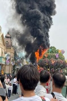 집에-불이나서-빨간-불꽃과함께-검은-연기가-하늘로-오르는데-멀리서-사람들이-구경하는-모습