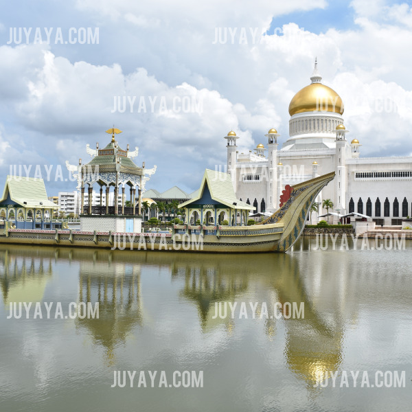 오마르 알리 사이푸딘 모스크의 황금 돔과 주변 풍경