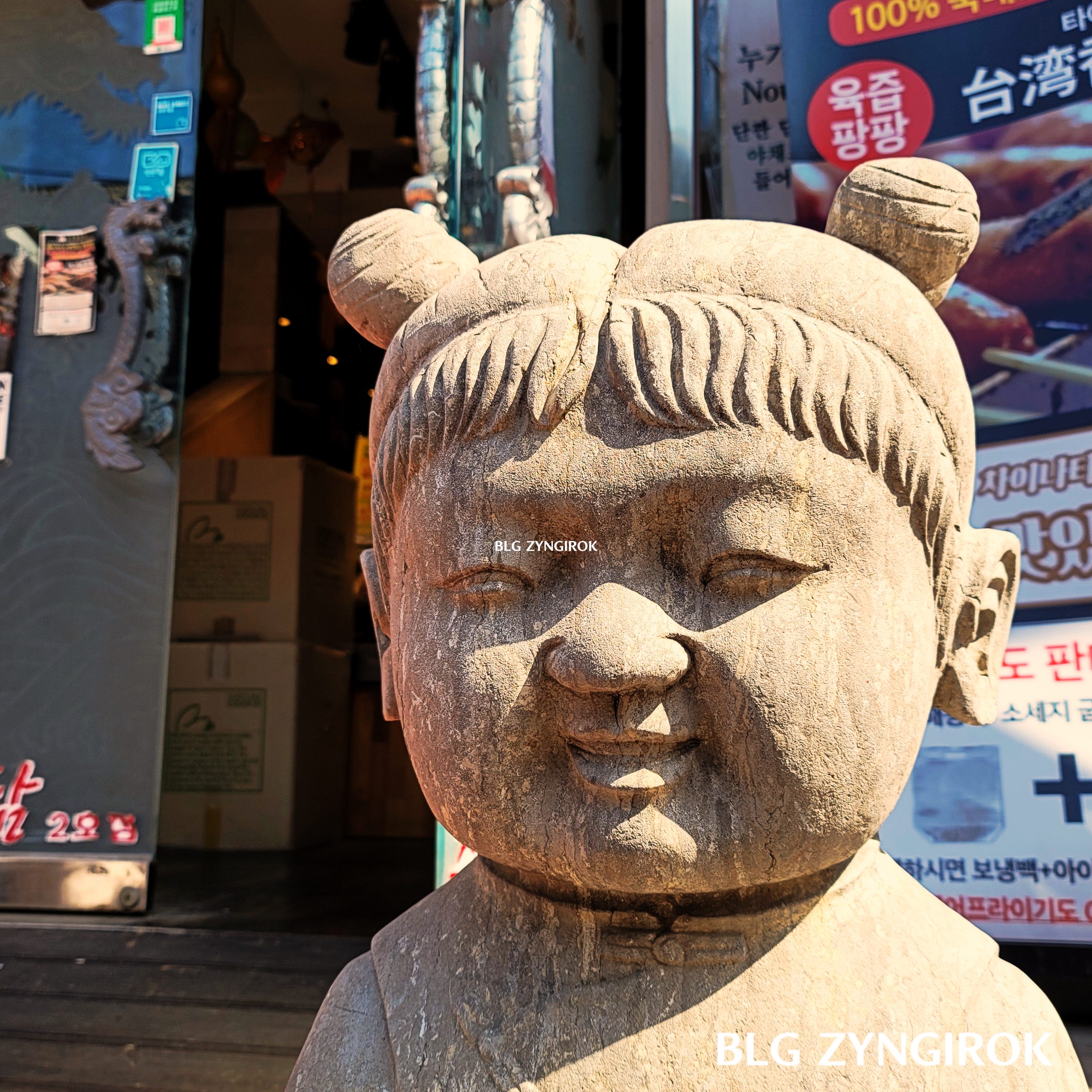 차이나타운 한 식당 앞에 있는 중국 소녀 동상이다.