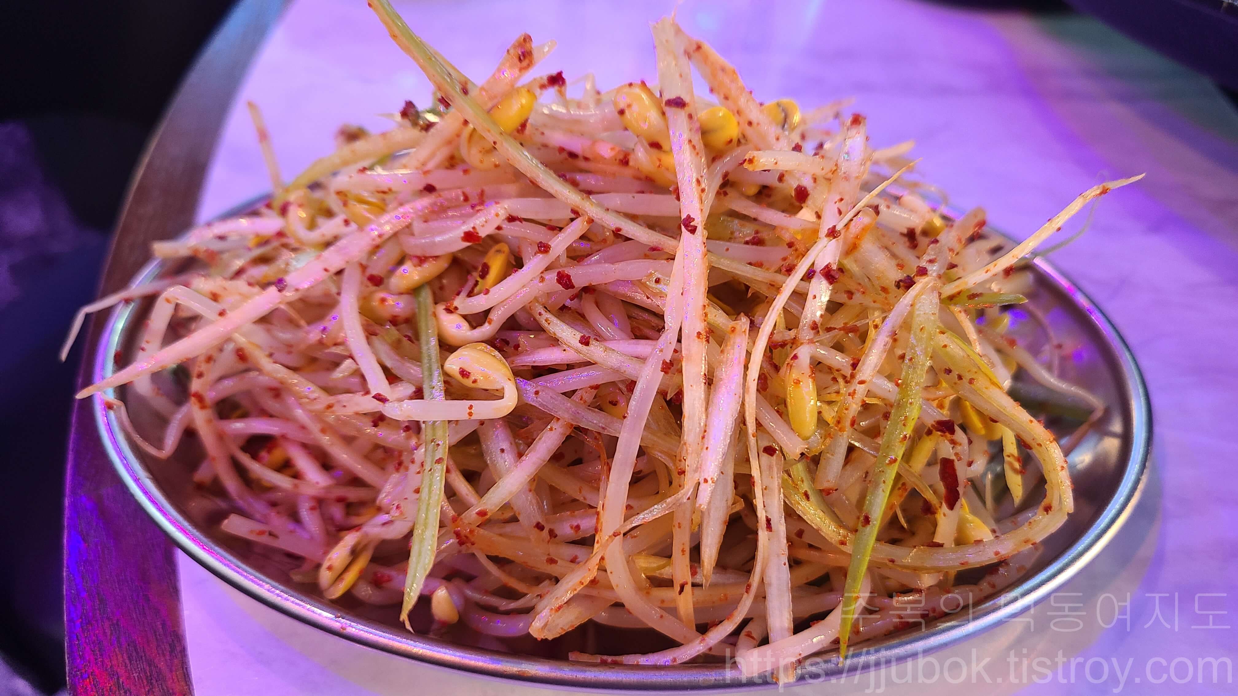 돼슐랭-삼산점-밑반찬-콩나물무침