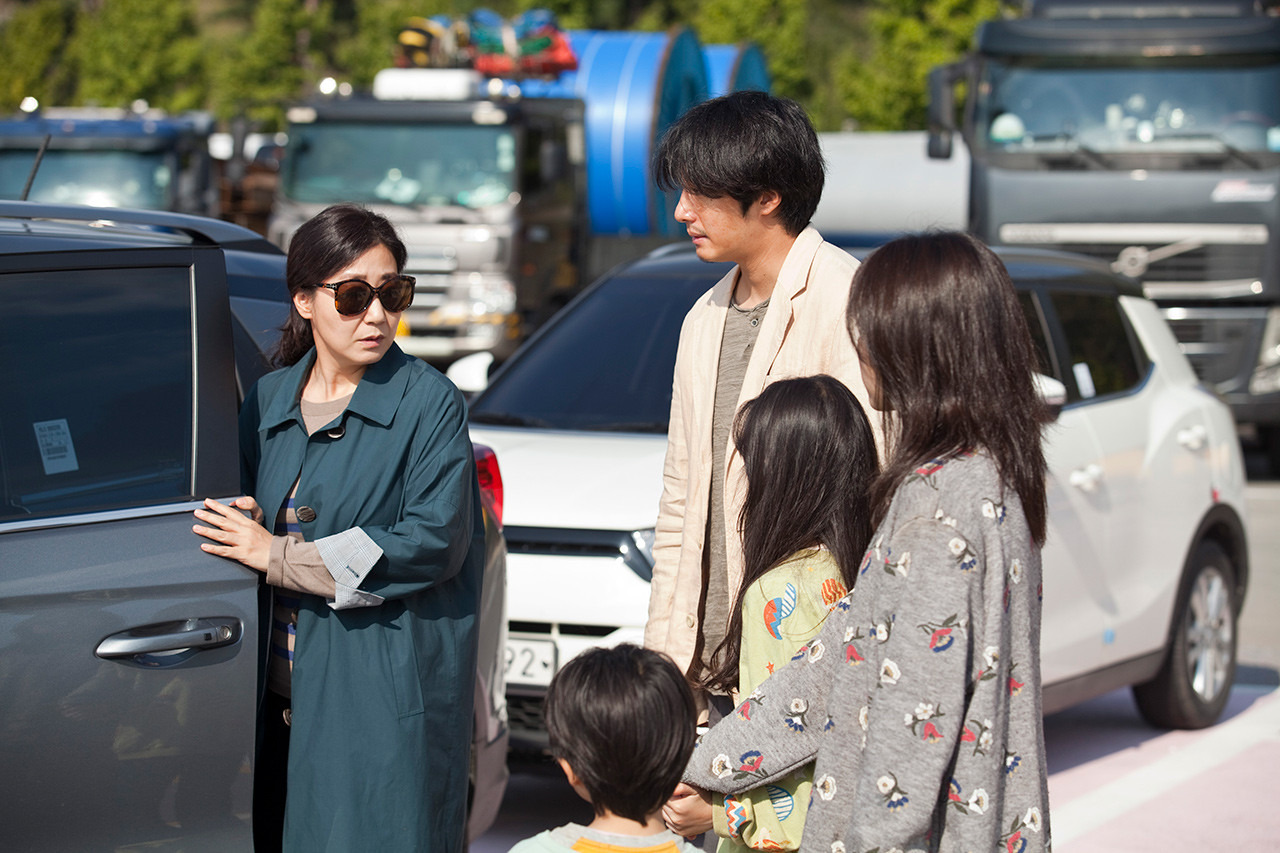 고속도로 가족인 기우(정일우)가족과 영선(라미란)의 만남