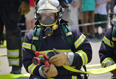 훈련중인 소방관 사진