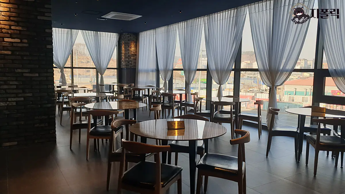 고메스퀘어-매장-원형테이블