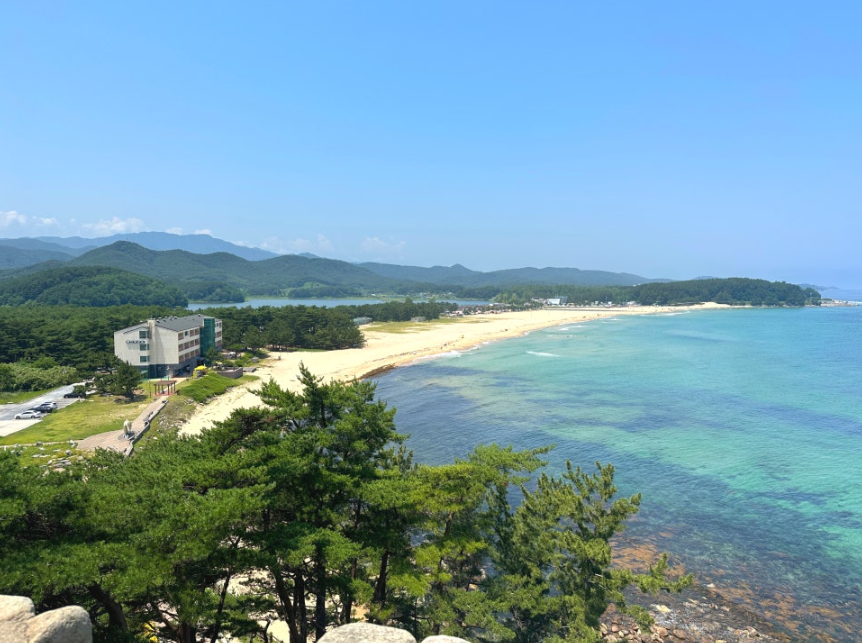 화진포의 성 또는 김일성의 별장이라 불리는 곳에서 바라본 화진포 해수욕장의 풍경