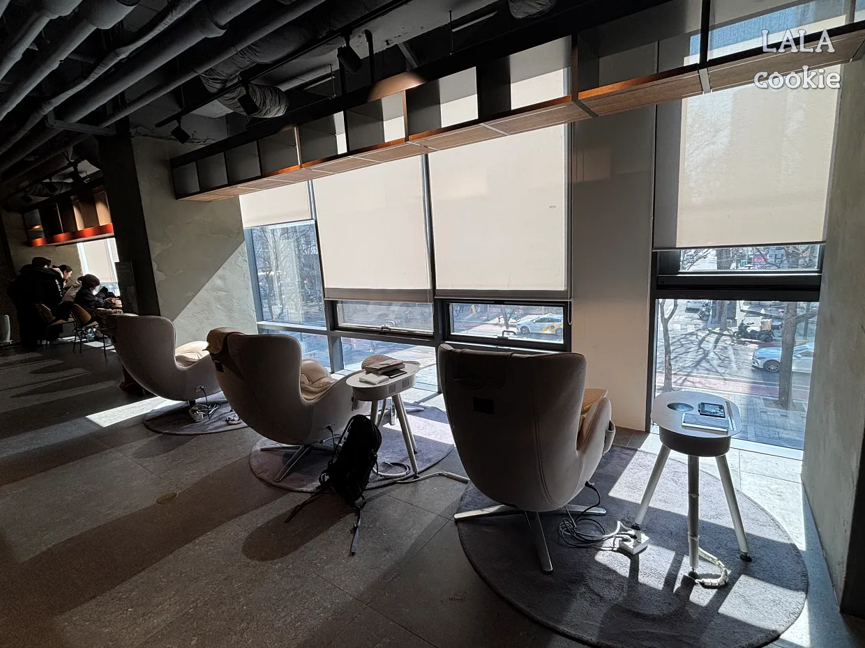 서울-여의도역-대형-북카페-카페꼼마-안마의자