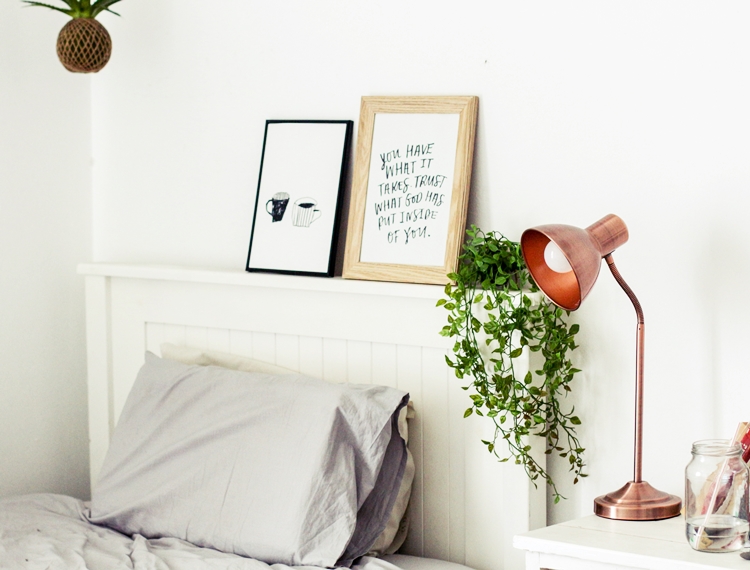 화분 곁에 놓인 액자