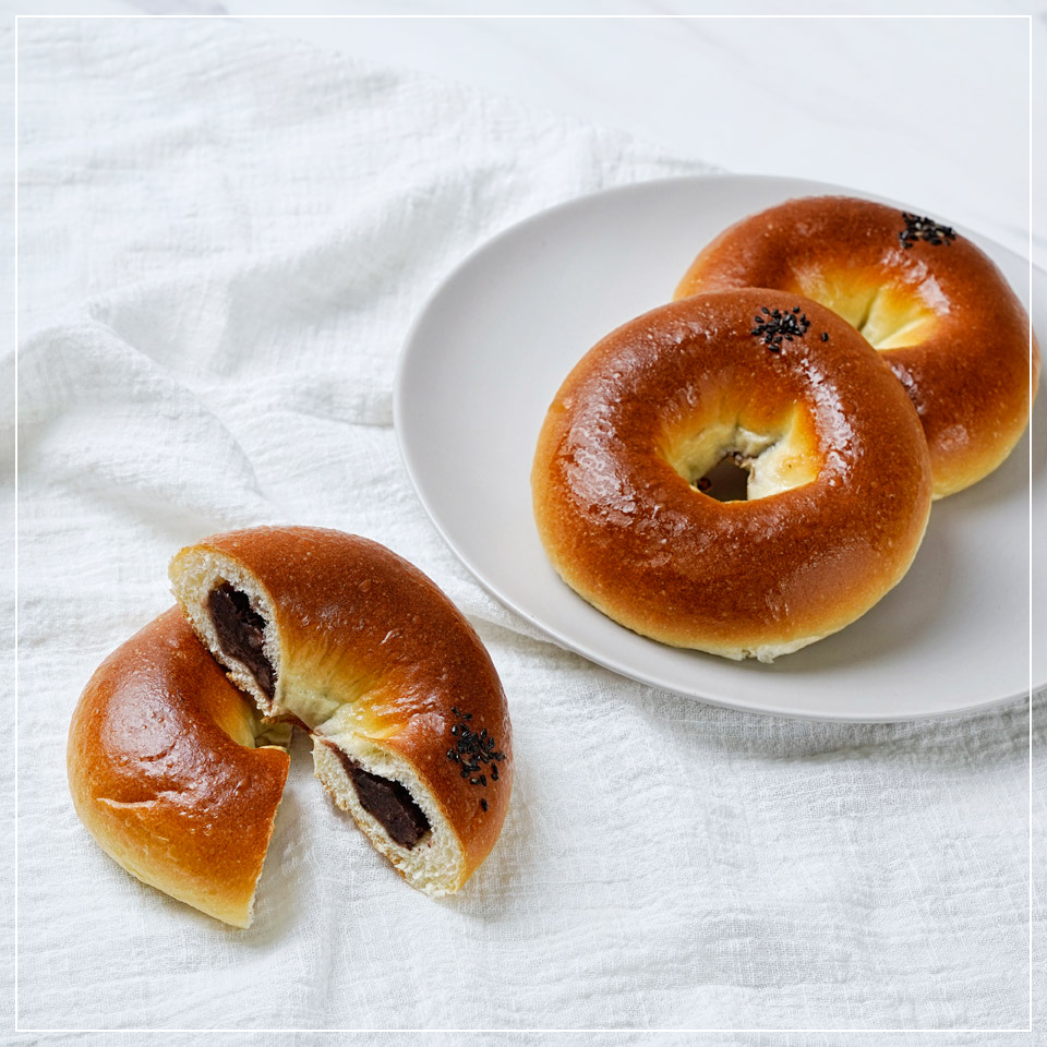 움푹 들어간 단팥빵, 깨가 뿌려진 단팥빵