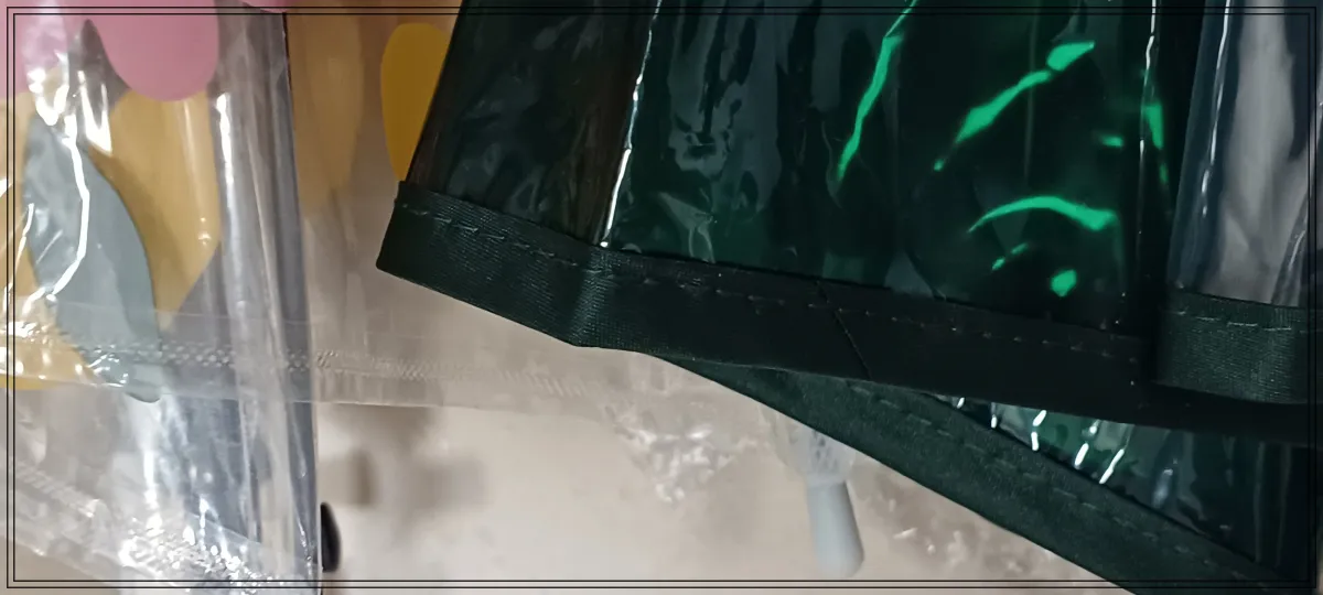 다이소-우산과-스타벅스-투명우산-마감-비교-다이소는-단순히-약간-두꺼운-비닐이고-스타벅스-투명우산은-마감재질이-돗자리-재질로-두꺼움-우산끝부분만-확대해서-찍음