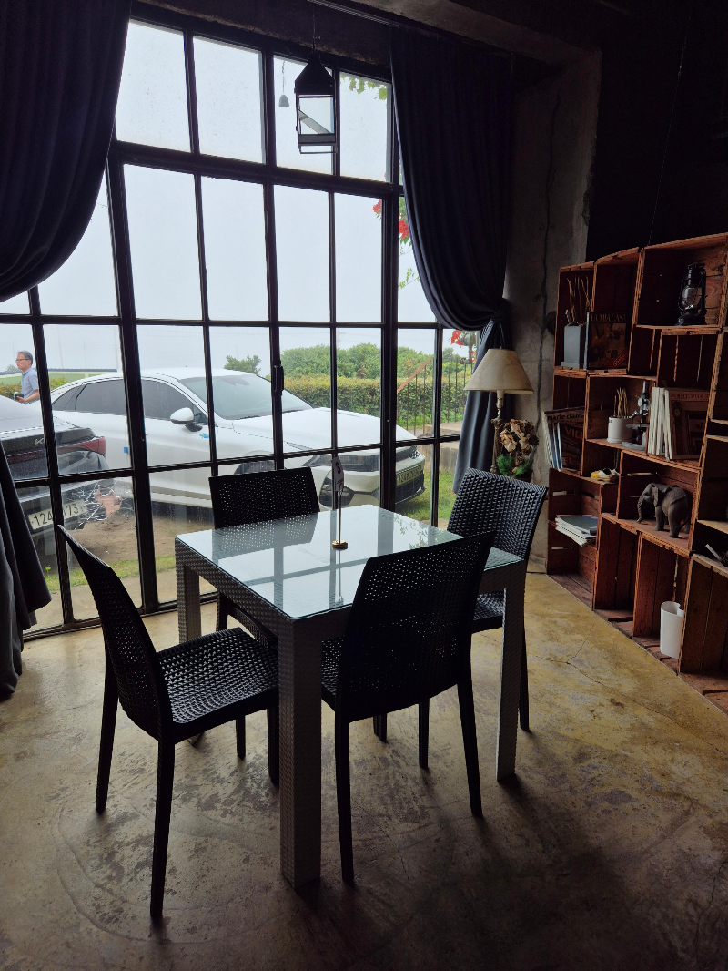 판타스틱버거 창가자리 햇살 힐링공간