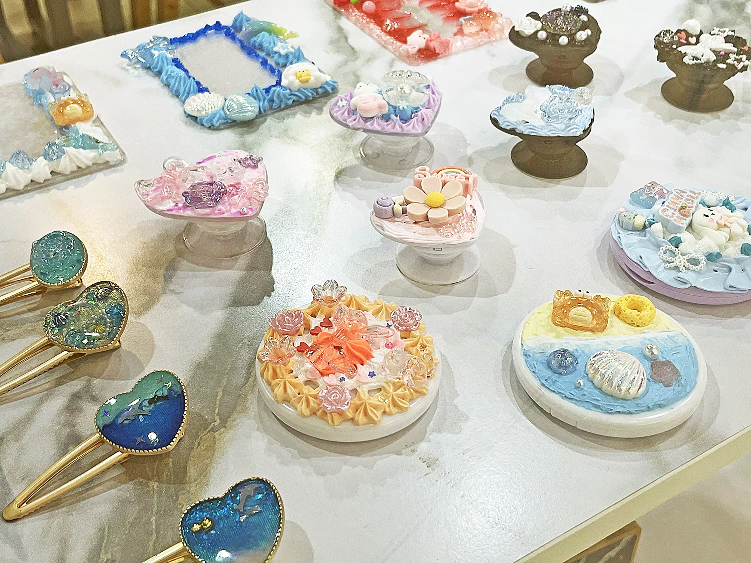 코엑스 스타필드 아쿠아트 레진아트와 그립톡 상품들을 진열해놨다