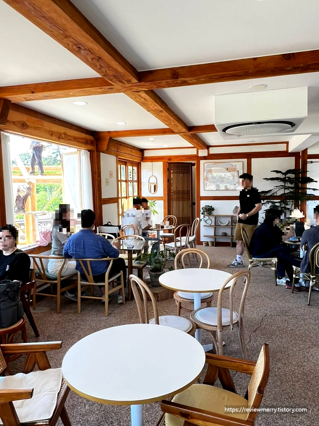 카페 내부 테이블