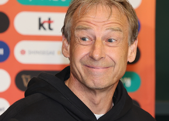 2023 아시아축구연맹(AFC) 카타르 아시안컵 일정을 마친 위르겐 클린스만 대한민국 축구 국가대표팀 감독이 지난 2월 8일 오후 인천국제공항 제1터미널을 통해 귀국하며 취재진의 질문에 답하고 있다. [사진=뉴시스]