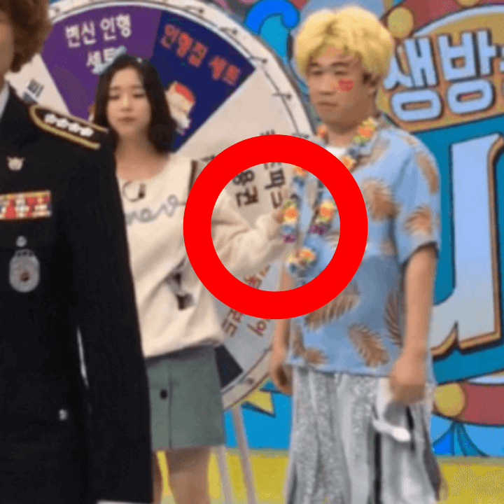 채연이-개그맨-최영수의-팔을-잡고있다