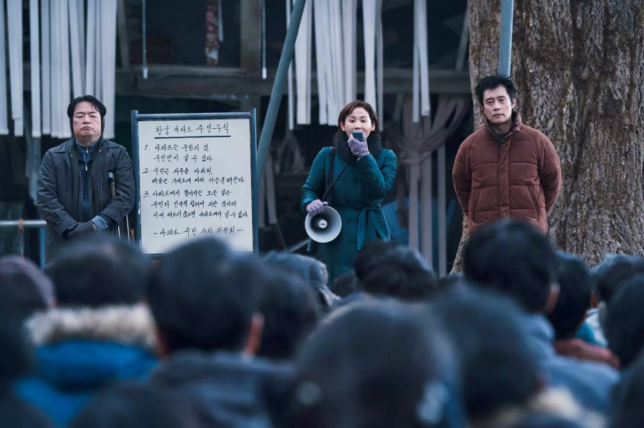 영화 콘크리트 유토피아 선동하는 장면