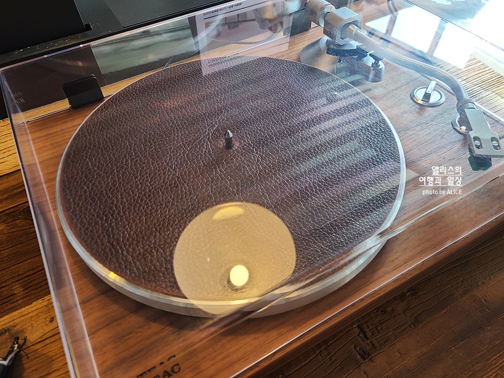 턴테이블 뉴트로 감성 가득한 바이닐앤플라스틱, LP 무료 감상하기, 이태원 가볼만한곳