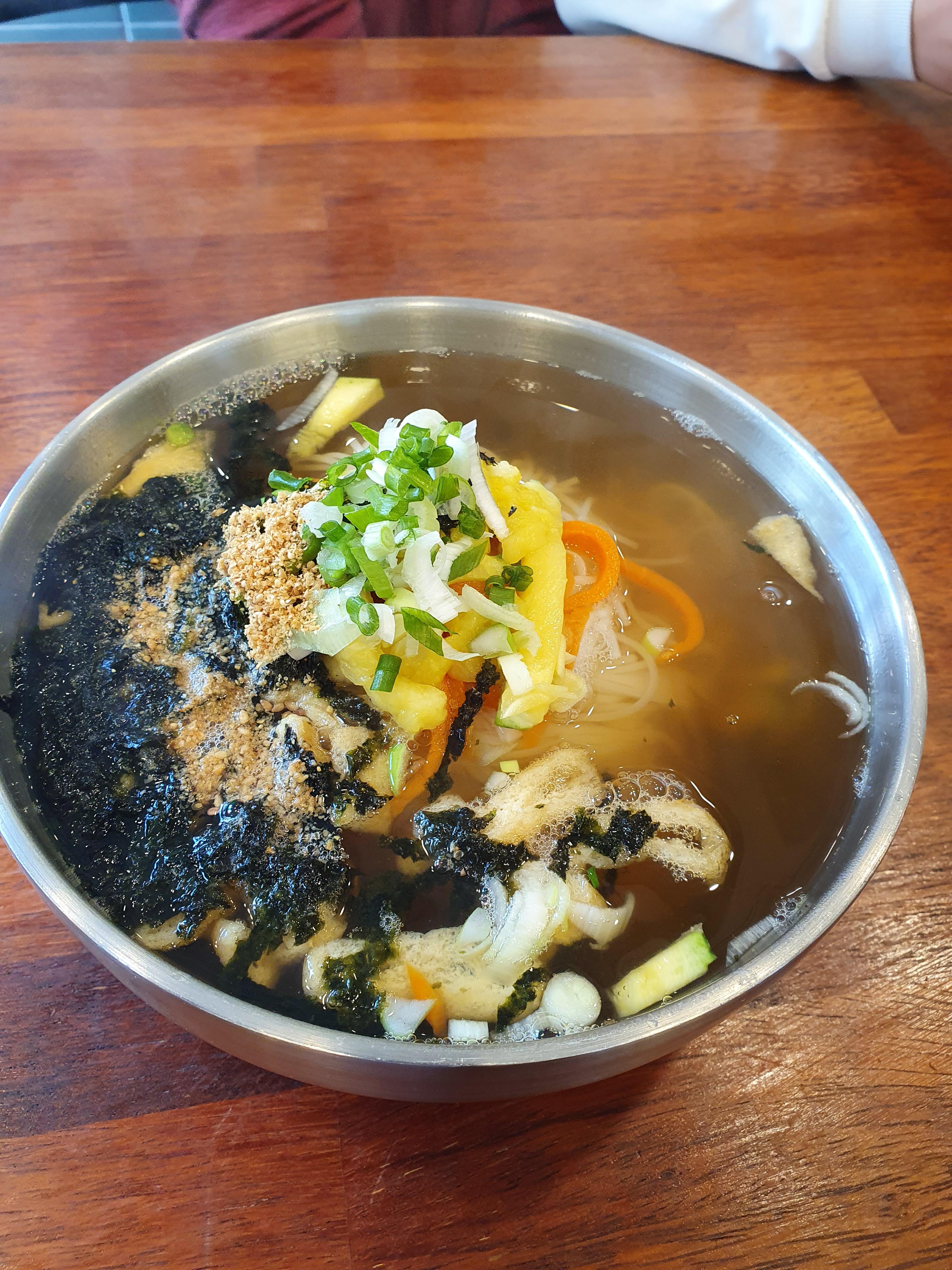 약간 지금처럼 찬바람이 느끼질때 먹으면 딱 좋은 잔치국수!