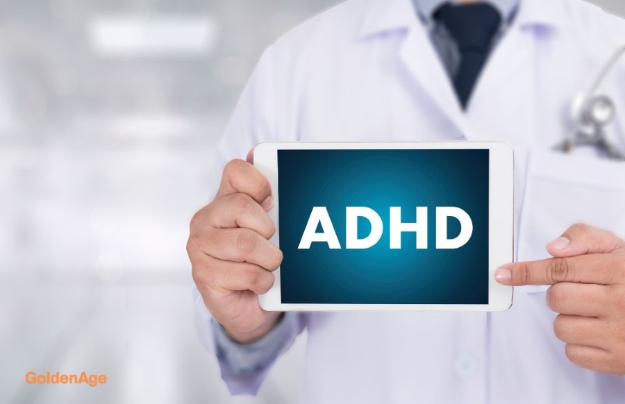 의사가 ADHD라고 적힌 태블릿을 들고 있는 모습 - 시니어 ADHD 진단과 상담을 나타내는 이미지 via canva