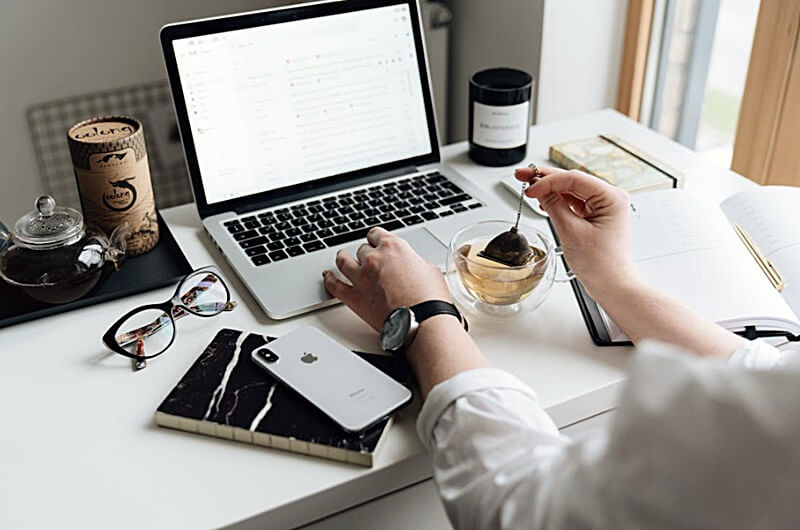 커피를-마시며-노트북으로-블로그를-하는-모습