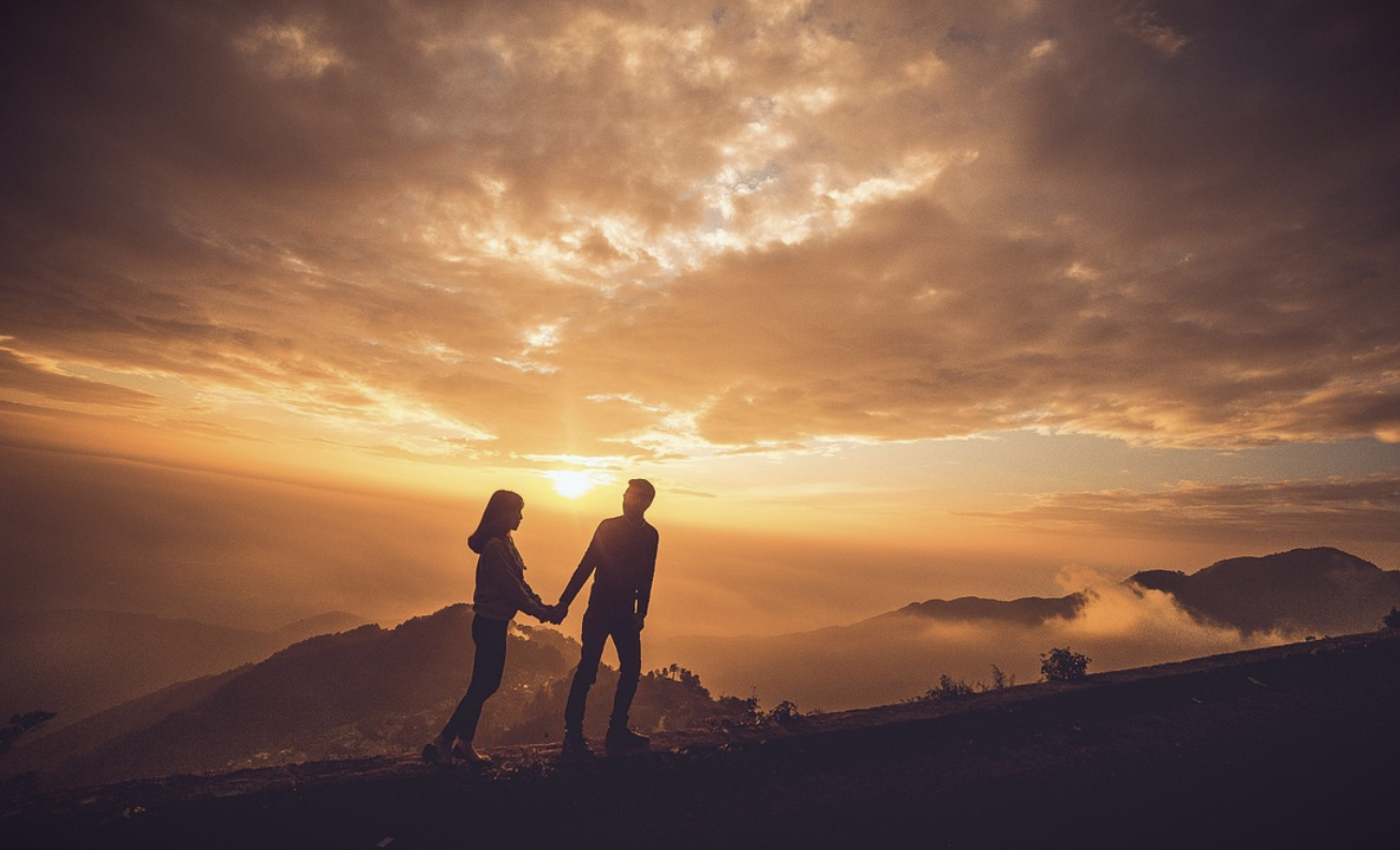 남녀가 손잡고 걸어가고 있는사진