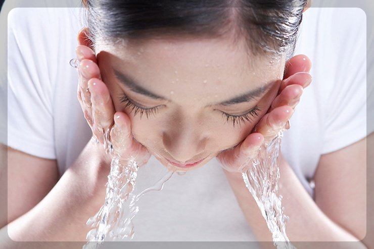 얼굴 세수하는 여성