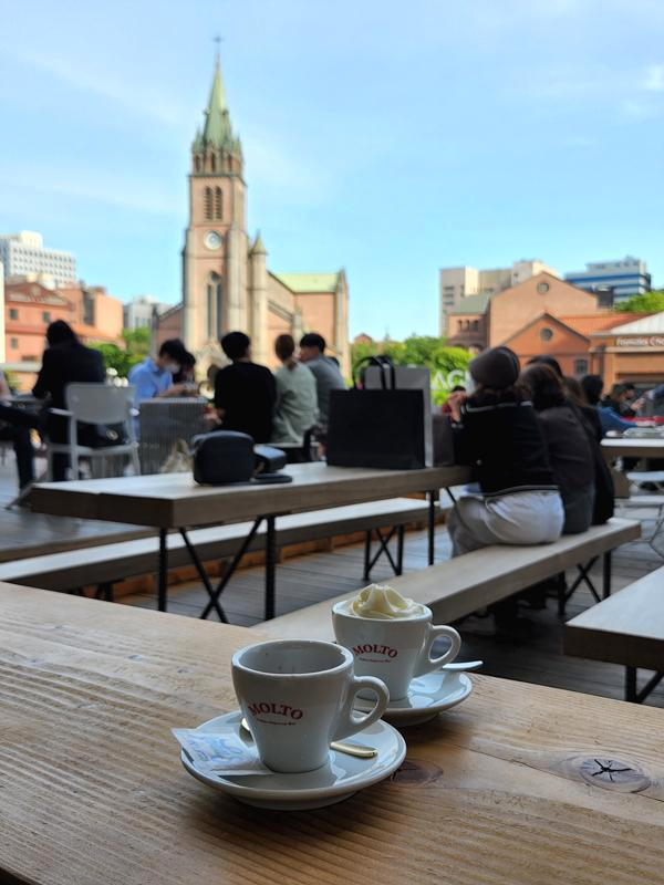 커피잔-뒤로-보이는-명동성당