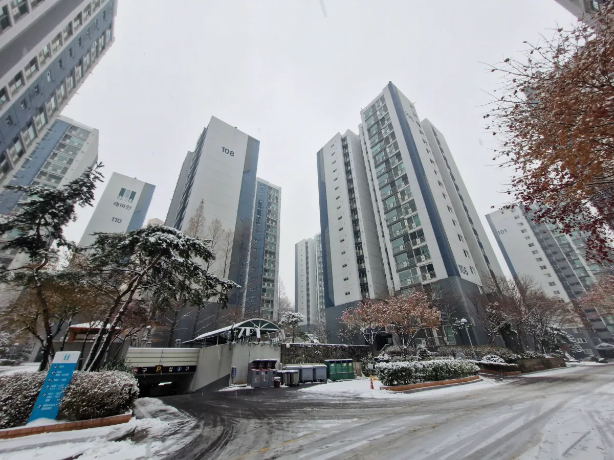 하얗게-눈이-내리고-있는-아파트-전경