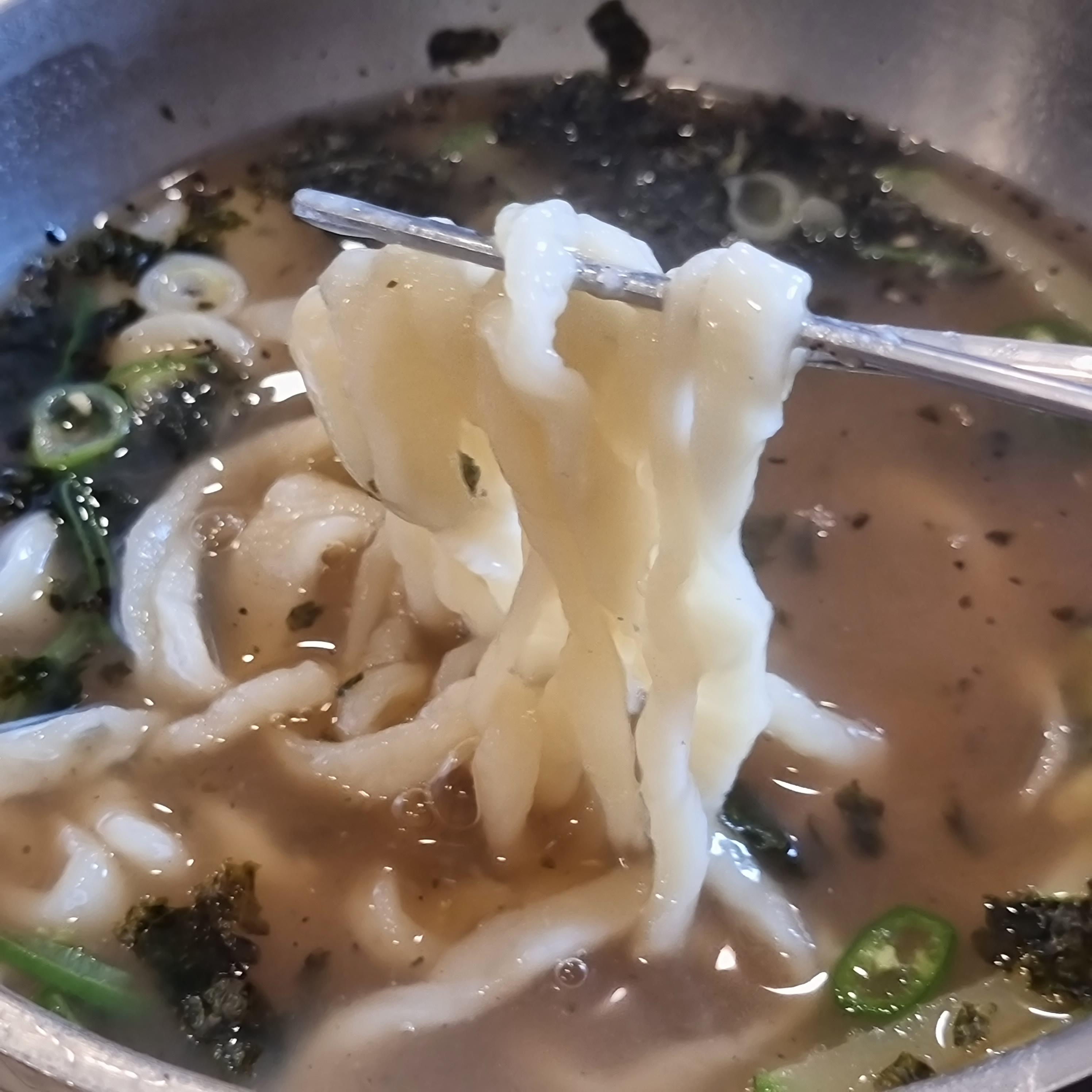 일정하지 않은 면발 두께가 수제 칼국수임을 증명합니다.
