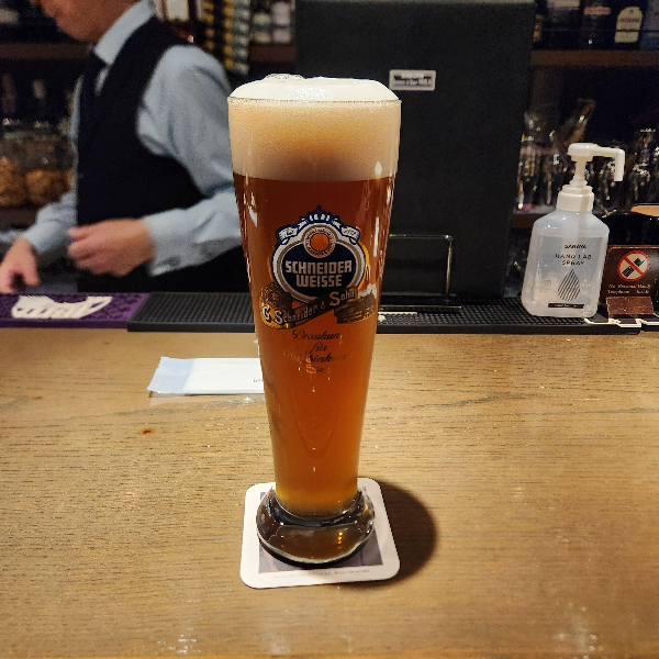 좁고 긴 형태의 Schneider Weisse 전용 맥주잔