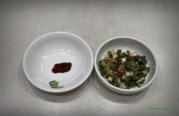 풀무원 짜글면 고깃집 된장찌개 라면 2023년 4월 액상 스프, 건더기 스프 내용물