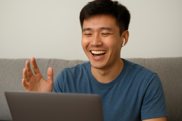 영상을 보면서 즐거워하는 동양인 남성