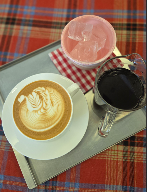 커비커피 주문한 따뜻한 라떼와 싱글 핸드드립 아이스