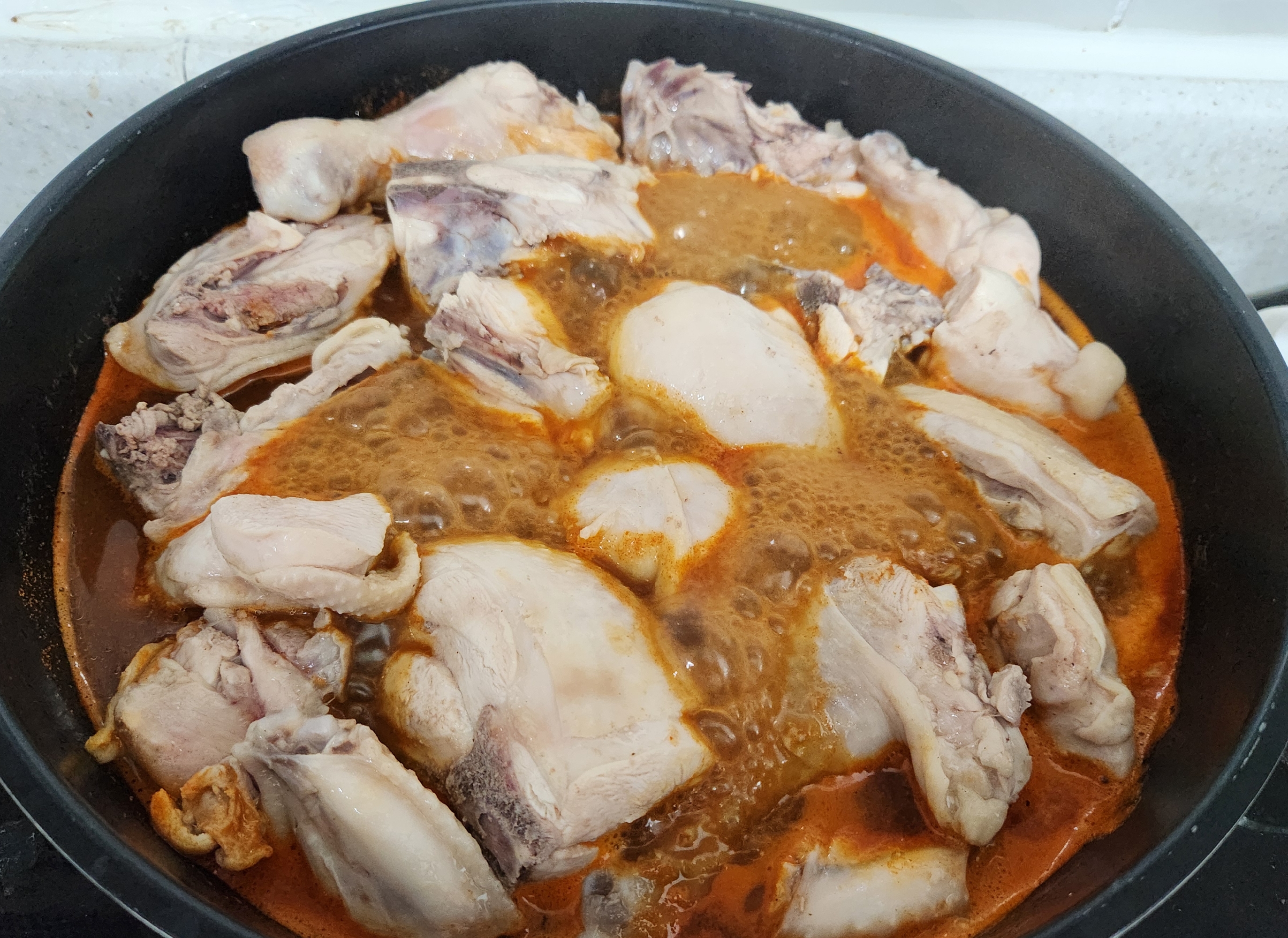 양념을 만들어서 닭을 먼저 넣고 끓이는 모습입니다.