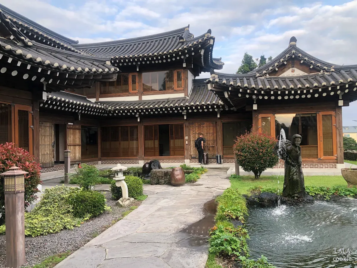 제주도-남쪽-숙소-한옥호텔-한라궁-외관-독채와-분수대