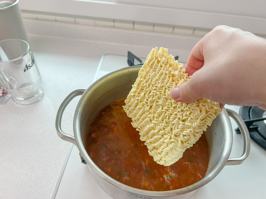 냄비에 라면 넣기