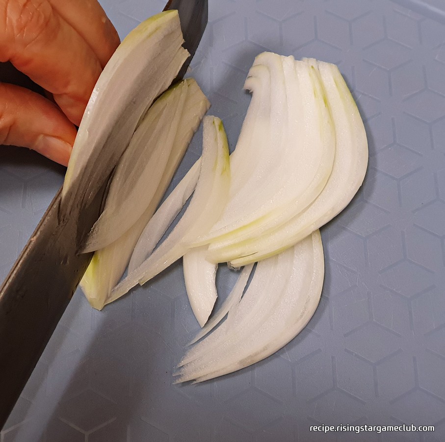 가지 무침을 하기위해 양념으로 들어갈 야채(양파&amp;#44; 파&amp;#44; 청양 고추)들을 손질하는 사진