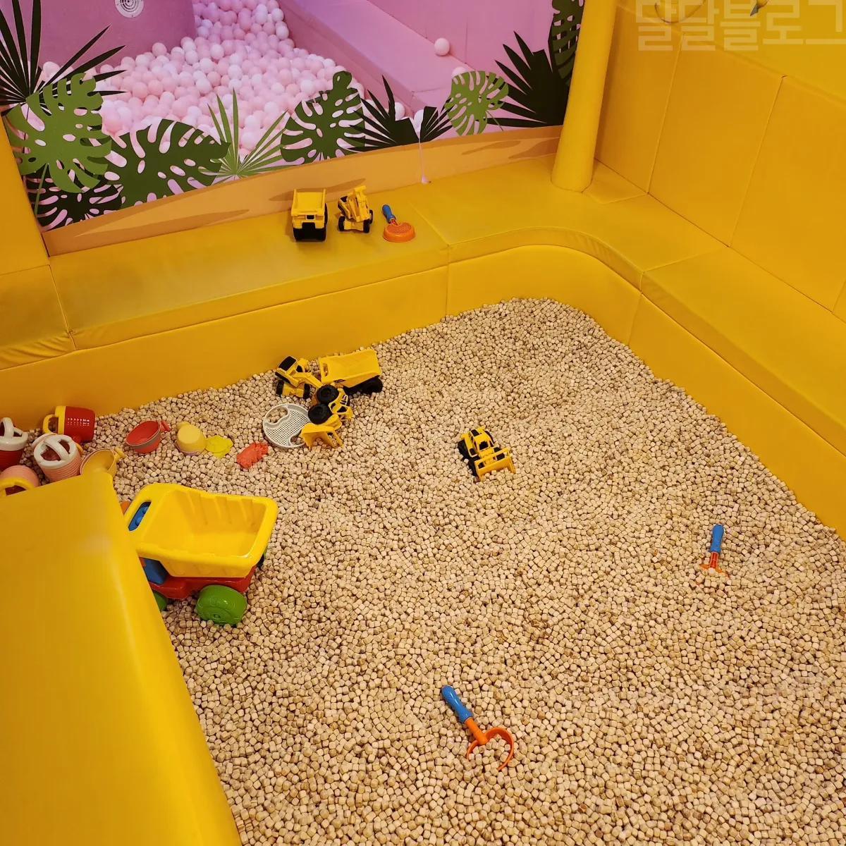 고고다이노-키즈카페-편백놀이터